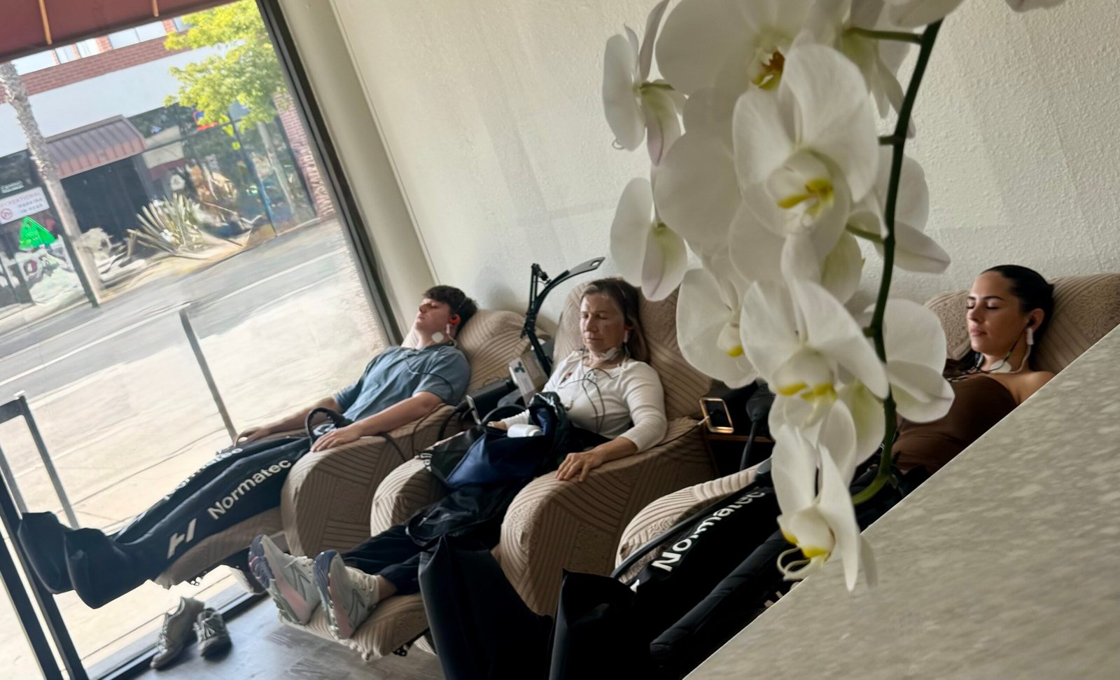 Small group of guests relaxing together during a private group wellness session at ETERNA HAUS in Santa Monica