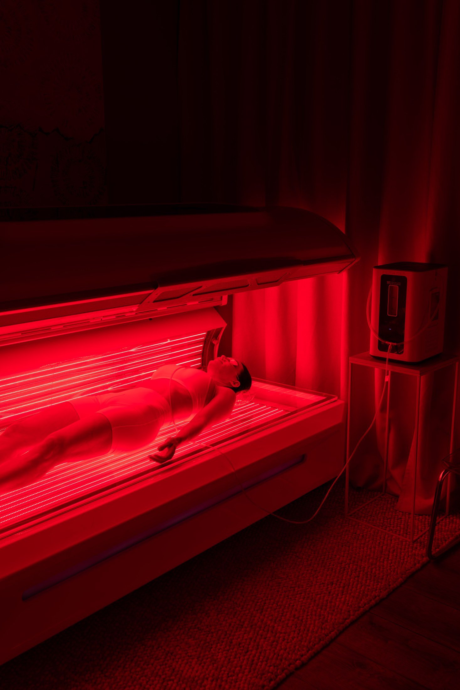 Guest relaxing in the ETERNA HAUS Red Light Bed while receiving Molecular Hydrogen Therapy